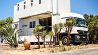 Hotel di atas roda ini memiliki sistem hidraulik inovatif yang memungkinkan dinding dan penyegelan untuk memperluas ke atas dan ke luar setelah diparkir. Istimewa/Inhabitat.