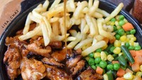 Kalau @lisa_cha2 lebih suka chicken steaknya dipotong kecil-kecil, baru ditaburi saus gurih di atas steak, kentang goreng, dan mixed vegetable. Foto: Instagram
