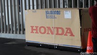 Kardus penutup Honda Gold Wing. Motor ini dijual seharga Rp 1,01 miliar. Dan selama periode IIMS lalu motor turing premium Honda Gold Wing terjual sebesar 17 unit. Otolovers yang beli? Foto: Khairul Imam Ghozali