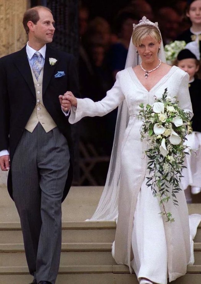 Sopgie RhyJones menikahi putra termuda Ratu Elizabeth, Pangeran Edward di tahun 1999, mengenakan gaun putih lengan panjang dari Samantha Shaw. Gaun yang tampak minimalis itu ternyata dihiasi 325 ribu kristal dan mutiara, loh. Foto: dok. Time