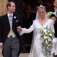 Sopgie RhyJones menikahi putra termuda Ratu Elizabeth, Pangeran Edward di tahun 1999, mengenakan gaun putih lengan panjang dari Samantha Shaw. Gaun yang tampak minimalis itu ternyata dihiasi 325 ribu kristal dan mutiara, loh. Foto: dok. Time