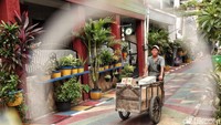 Jalan di perkampungan dicat dengan berbagai warna.