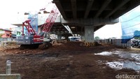 Tampak pula banyak tanah galian yang masih berantakan. Beberapa alat berat seperi crane tampak ada sekitar enam unit dan pula beberapa truk serta alat berat konstruksi lainnya bekerja dibalik seng penutup.