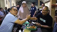 Di Tulungagung, Zulkifli bertemu komikus lokal yang karyanya mendunia lewat Marvel Studios. Secangkir kopi hitam dan gorengan jadi kudapan kala keduanya bertemu. Foto: Instagram zul.hasan