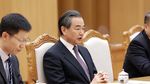 Foto: Momen Langka Pertemuan Kim Jong Un dan Menlu China
