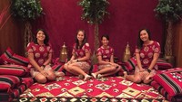 Aldila Sutjiadi dan petenis putri kompak mengenakan batik. (dok pribadi)