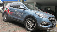 Untuk meramaikan Piala Dunia di Indonesia, salah satu legenda hidup striker timnas Inggris, Teddy Sheringham, berada di Jakarta. Selama di Jakarta dia keliling menggunakan mobil asal Korea. Foto: Hyundai