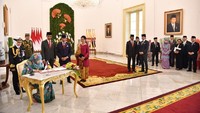 Pangeran Mateen tampak berdiri bersama Menko Polhukam Wiranto saat Sultan Brunei Darussalam Sultan Haji Hassanal Bolkiah dan HM Duli Raja Isteri Pengiran Anak Hajah Saleha menandatangani buku tamu. 
