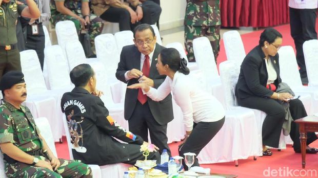 Rini berbincang dengan Jokowi di GOR Ahmad Yani.