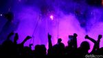 Gaya Saut Situmorang Main Saxophone di Konser Perangi Korupsi
