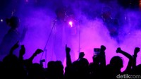 Dalam konser tersebut, Saut mengiringi dua buah lagu yang dibawakan Marjinal.
