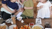 Wah, begini suasana saat Jedar dan El makan bareng Gempita dan Thalia. Ada ayam asam mais, fried fries, ayam goreng tepung hingga popcorn di sana. Foto: Instagram @inijedar