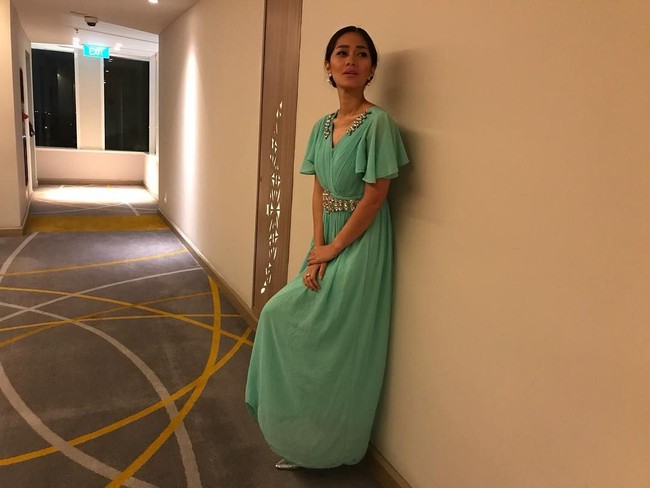 Tampilan Gracia Indri semakin cantik dengan gaun hijau berdetai kristal yang feminin. Mana gaun favorit Anda?  Foto: Instagram Gracia Indri 