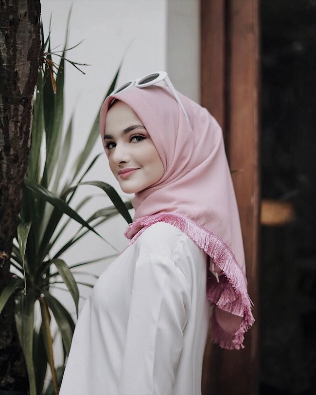 Kini Nisma Bahanan juga aktif menjadi model muslimah. Gayanya yang feminin sangat cocok dengan parasnya yang jelita. Foto: Instagram/nismabahanan