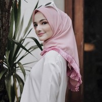 Kini Nisma Bahanan juga aktif menjadi model muslimah. Gayanya yang feminin sangat cocok dengan parasnya yang jelita. Foto: Instagram/nismabahanan