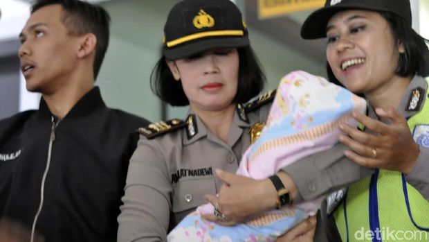 Tepergok Mencuri, Ibu Muda Ini Tega Jaminkan Bayinya di Toko Pakaian