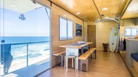 Hotel ini biasa dipakai oleh para peselancar karena biasanya truk akan berhenti di tepi pantai. Istimewa/Inhabitat.