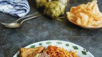 Mewah ya menu sarapannya. Ada ketupat sayur, telur rebus, tahu dan kering kentang. Makin enak, netizen @dapurliza juga menambahkan kerupuk sebagai pelengkap. Foto: Instagram