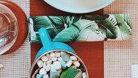 Ini kira-kira kue apa ya? Dengan paduan cake cokelat, dessert ini terlihat sangat menggoda. Nyam! Foto: Instagram @michelleziu