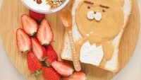 Kreasi Song dengan roti tawar cukup bervariasi. Sajian ini bernama RYAN Toast Art yang diberi olesan selai kacang dan disajikan dengan minuman berbahan granola, yogurt hingga bee pollens. Bentuknya kreatif!Foto: Instagram @songsweetsong