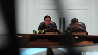 Jokowi didampingi oleh Wapres Jusuf Kalla saat memimpin rapat tersebut. Foto: Andhika Prasetia/detikcom