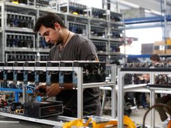 Menengok Mesin Penambang Bitcoin cs Keliling