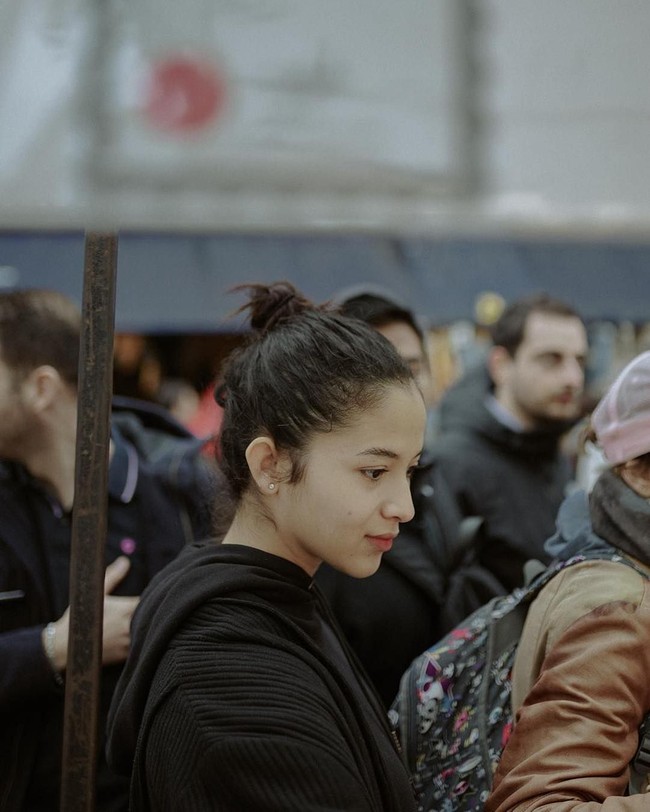 Putri Marino juga sering tampil dengan rambut dicepol tinggi. Lagi-lagi, cepolan rambut itu juga dibiarkan berantakan. Foto: Instagram/@chicco.jerikho
