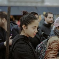 Putri Marino juga sering tampil dengan rambut dicepol tinggi. Lagi-lagi, cepolan rambut itu juga dibiarkan berantakan. Foto: Instagram/@chicco.jerikho