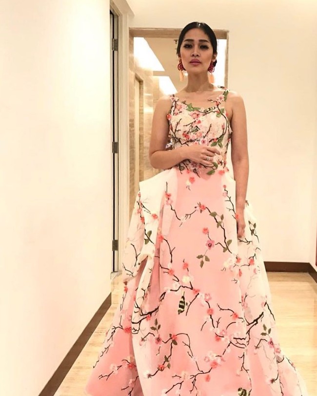 Sering didapuk sebagai MC di berbagai acara, Gracia Indri sering menerapkan gaun-gaun cantik. Salah satunya dalam acara Bright Award Indonesia 2017 di mana ia menggunakan gaun pink berdetail bunga karya Cynthia Tan berikut. Foto: Instagram Gracia Indri