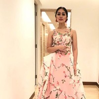 Sering didapuk sebagai MC di berbagai acara, Gracia Indri sering menerapkan gaun-gaun cantik. Salah satunya dalam acara Bright Award Indonesia 2017 di mana ia menggunakan gaun pink berdetail bunga karya Cynthia Tan berikut. Foto: Instagram Gracia Indri