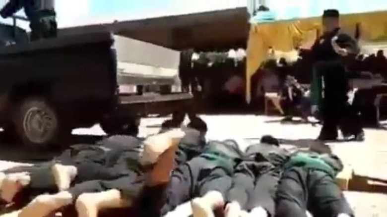 Viral Atraksi Dilindas Mobil, 1 Remaja Tewas Foto: Video atraksi dilindas mobil yang viral di medsos (istimewa) Viral Atraksi Dilindas Mobil, 1 Remaja Tewas Foto: Video atraksi dilindas mobil yang viral di medsos (istimewa)