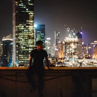 Selamat malam Jakarta! Begitu Pangeran Mateen menyapa 800 ribu pengikutnya di Instagram. Foto pertama sang pangeran di Jakarta itu lantas langsung disambut antusias oleh netizen Indonesia. (Foto: Instagram/Mateen)