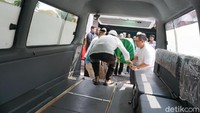 Jenazah dipindahkan ke dalam ambulans untuk kemudian disalatkan di Masjid Baitul Jihad Kemang Pratama II.