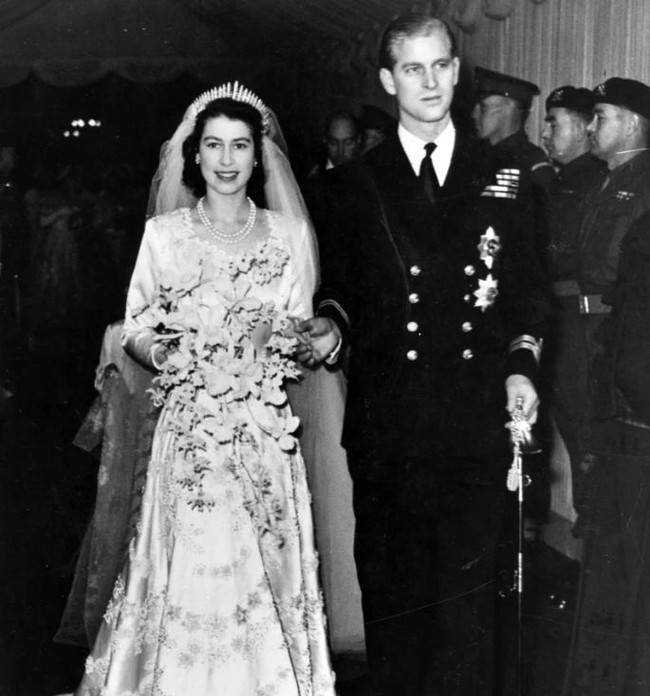 Ketika Ratu Elizabeth II menikahi Philip, Duke of Edinburg, gaun pengantinnya dihiasi dengan 10 ribu mutiara yang dijahit di atas bordiran floral oleh desainer Norman Hartnell. Begitu megahnya, gaun ini dibuat selama tujuh minggu dengan bantuan 350 wanita. Foto: dok. Time