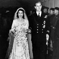 Ketika Ratu Elizabeth II menikahi Philip, Duke of Edinburg, gaun pengantinnya dihiasi dengan 10 ribu mutiara yang dijahit di atas bordiran floral oleh desainer Norman Hartnell. Begitu megahnya, gaun ini dibuat selama tujuh minggu dengan bantuan 350 wanita. Foto: dok. Time