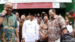 Sandiaga Cek Harga Sembako di Pasar Kramat Jati