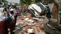 Idetitas korban luka, Arif Hasibuan, (24), kritis dan kini di rawat  di RSU H Adam Malik Medan. Fahri RW (23)  mengalami luka ringan, sementara itu, pengemudi mobil, Frans Richardo Siahaan (26) alamat Taman Asoka , Medan Selayang, mengalami luka di kening dan dada sesak kini di rawat di RS  Bhayangkara Poldasu.