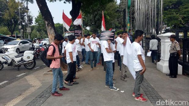 Tolak Politisasi CFD, Massa Demo di Depan Balai Kota