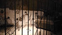 Masuk ke Perang Dunia II, Naples Underground digunakan sebagai tempat perlindungan serangan udara. Peninggalan ini masih terlihat berupa senjata dan kendaraan yang digunakan di dalam terowongan (_fiab/Instagram)