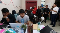 Hasto dan Anas mendengar penjelasan Co-Founder, CEO Ruang Guru, Adamas Belva Syah Devara.