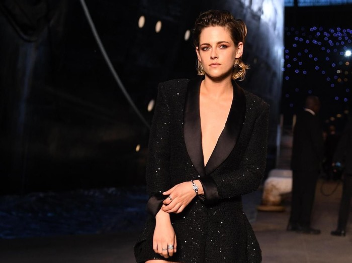 PARIS, FRANCE - MAY 03:  Kristen Stewart attends the Chanel Cruise 2018/2019 Collection at Le Grand Palais on May 3, 2018 in Paris, France.  (Photo by Pascal Le Segretain/Getty Images for Chanel)