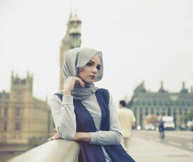 Zahra tak hanya berpenampilan cantik, ia juga punya banyak prestasi. Salah satu karya ilustrasinya pernah menghiasi KAA (Konferensi Asia Afrika) di Bandung. Foto: Instagram/z_zbaidah