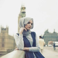 Zahra tak hanya berpenampilan cantik, ia juga punya banyak prestasi. Salah satu karya ilustrasinya pernah menghiasi KAA (Konferensi Asia Afrika) di Bandung. Foto: Instagram/z_zbaidah