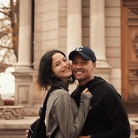 Sesekali ia menguncir asal rambutnya, dengan menyisakan sebagian poni membingkai wajahnya. Foto: Instagram/@chicco.jerikho