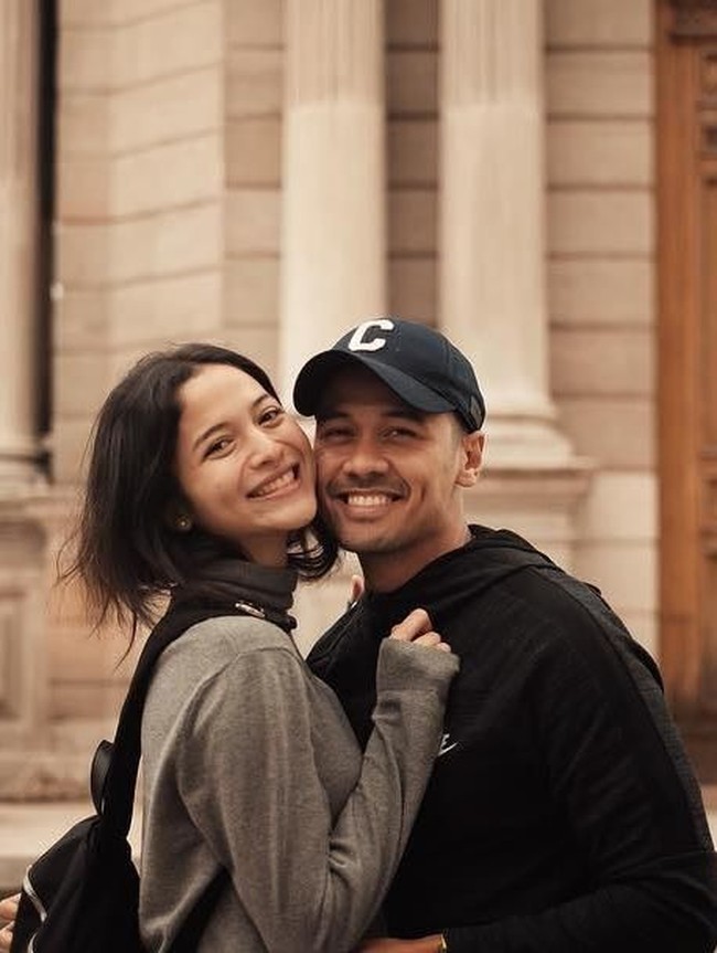 Sesekali ia menguncir asal rambutnya, dengan menyisakan sebagian poni membingkai wajahnya. Foto: Instagram/@chicco.jerikho