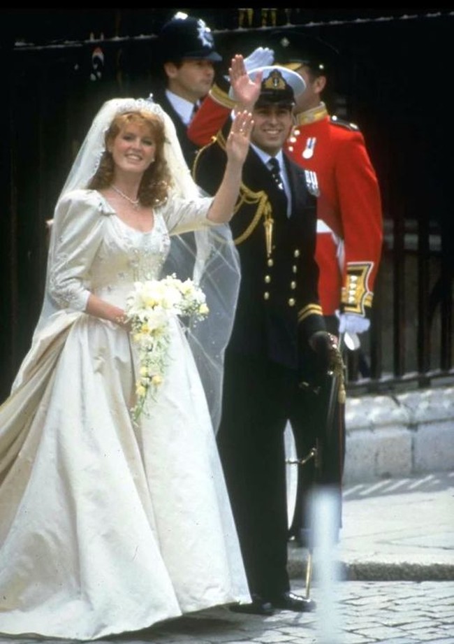 Ketika Sarah Ferguson dinikahi Pangeran Andrew, ia tampil elegan dengan gaun ivory rancangan Lindka Cierach. Gaun ini juga memiliki train panjang dan dihiasi embroidery juga beads. Foto: dok. Time