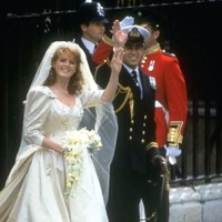 Ketika Sarah Ferguson dinikahi Pangeran Andrew, ia tampil elegan dengan gaun ivory rancangan Lindka Cierach. Gaun ini juga memiliki train panjang dan dihiasi embroidery juga beads. Foto: dok. Time