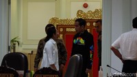 Presiden Jokowi tampak berbincang dengan Menteri BUMN Rini Soemarno sebelum rapat dimulai. Foto: Andhika Prasetia/detikcom