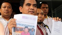 Pengacara memperlihatkan bukti print ucapan Fahri yang dimuat di media massa.