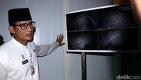 Ia juga sempat mengecek ruang kontrol CCTV.